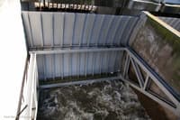 Bifurcation dam gate